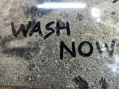 Wash Now - çok kirli bir araba. Kirli cam pencereye 