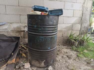 Kullanılmış yağ deposu varili. Motosiklet ve araba yağı depolama varilleri