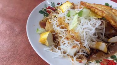 Ketoprak, sebze soslu gado-gado, kızarmış yumurta ve fıstık sosu. Tipik Endonezya sokak yemekleri