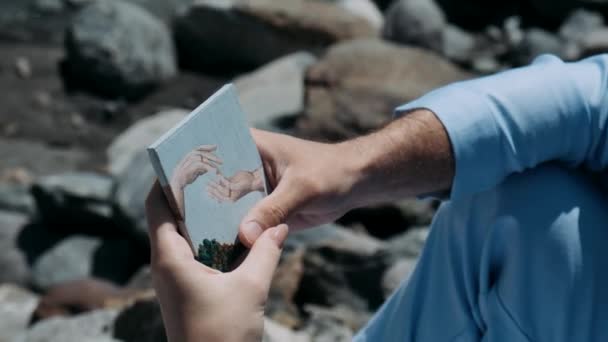 Mão Masculina Feminina Segurando Cartão Com Montanhas Fundo Montanhas — Vídeo de Stock
