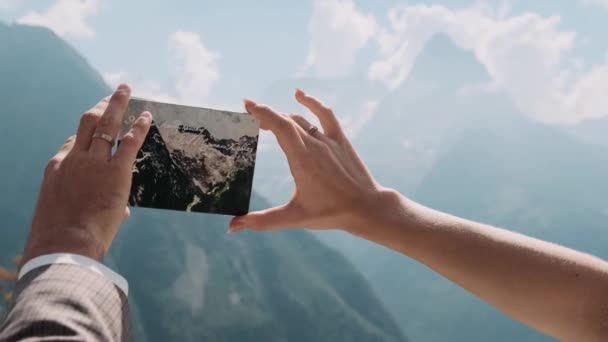 Erkek Dişi Dağların Arkasında Dağlar Olan Bir Kart Tutuyor — Stok video