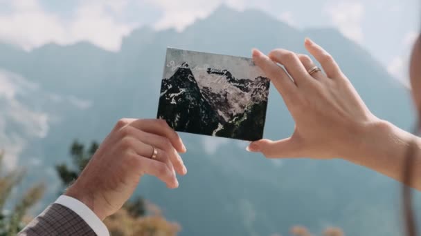 Mies Nainen Käsi Tilalla Kortti Vuoret Taustalla Vuoret — kuvapankkivideo