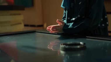  Dubai 'deki bir sergi merkezinde çalışan Müslüman bir kadının elleri.