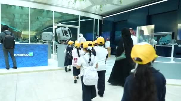 Gli Scolari Degli Emirati Arabi Vanno Alla Mostra Vista Dal — Video Stock