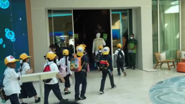 에미리트 학생들은 전시회에 뒤에서보기 — 비디오