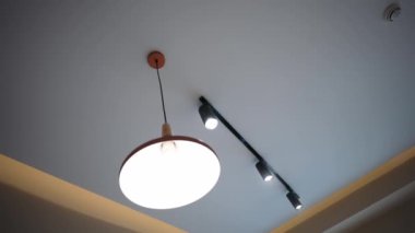 Siyah armatürlü beyaz banyo kibri.