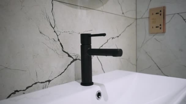 Siyah Armatürlü Beyaz Banyo Kibri — Stok video