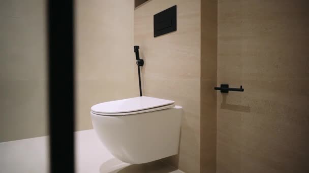 Vaidade Banheiro Branco Com Luminárias Pretas — Vídeo de Stock