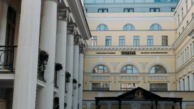  St. Petersburg 'daki inziva binası, sokaktan manzara
