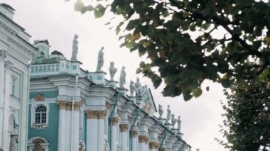  St. Petersburg 'daki inziva binası, sokaktan manzara