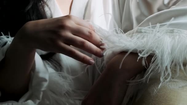 Beyaz Tenli Bir Kızın Elleri — Stok video