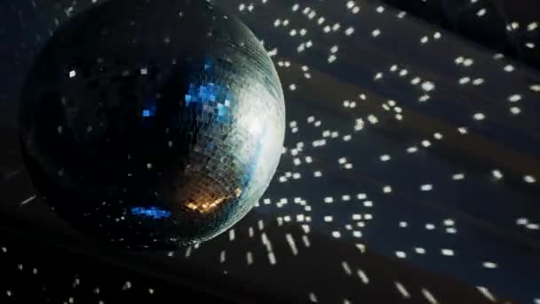 Disco Bal Draait Een Close Spiegelbal Spinnen Club Lasers Maken — Stockvideo