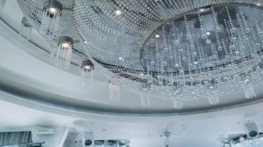 Işık huzmelerinde kristaller olan büyük bir avize.