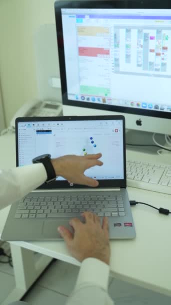 Médico Aponta Mão Para Monitor Médico Explica Informação Paciente — Vídeo de Stock