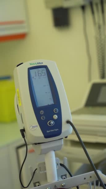 医生用留声机特写测量血压 — 图库视频影像