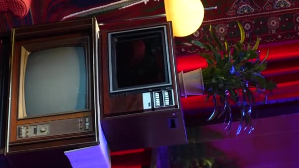 Tahta Bir Kutuda Eski Bir Televizyon — Stok video