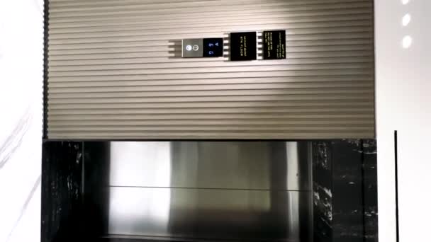 打开绿色屏幕背景下的电梯门 — 图库视频影像