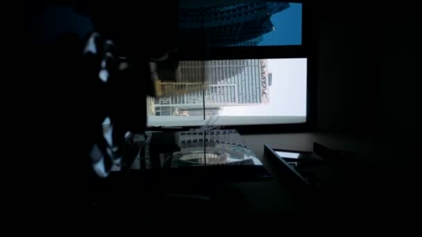 두바이의 중심에있는 테라스의 백라이트와 전망의 — 비디오