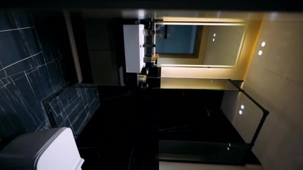 Konyhasarok Apartmanban Kávéfőzővel Vízvezeték Mosógéppel — Stock videók