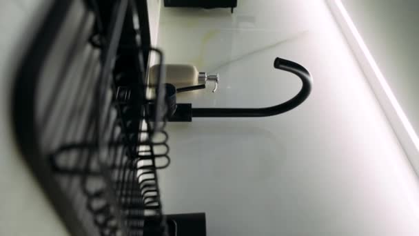 Evin Mutfağında Kahve Makinesi Tesisatı Çamaşır Makinesi Var — Stok video