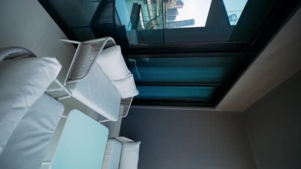 Dubai Nin Merkezinde Körfeze Bakan Lüks Bir Apartmanın Terası — Stok video