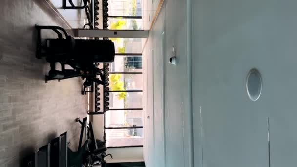 Spor Malzemeleriyle Dolu Boş Modern Spor Salonu Çeşitli Egzersiz Makineleri — Stok video