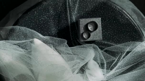 結婚式の装飾が付いている結婚指輪は閉鎖します 白いバラの花嫁の美しい結婚式の花束 結婚指輪 屋外の儀式の前にロマンチックな雰囲気 花屋およびデコラ — ストック動画
