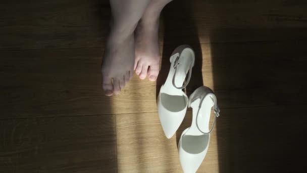 Kadın Ayakkabının Yanında Çıplak Ayak — Stok video