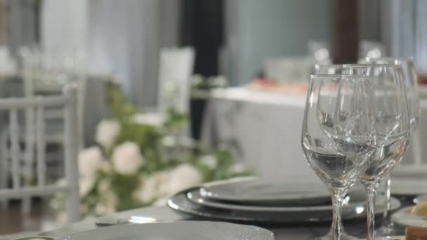 テーブル ナプキンおよびライトが付いている高価なレストラン — ストック動画