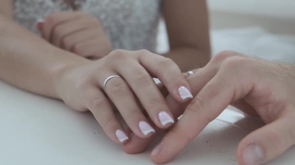 Mãos Com Anéis Casamento Close — Vídeo de Stock
