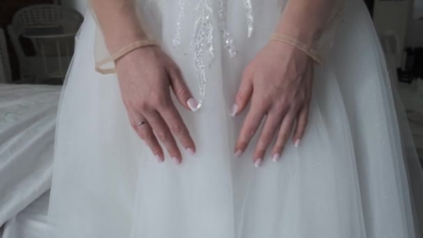 Руки Невесты День Свадьбы Крупным Планом — стоковое видео