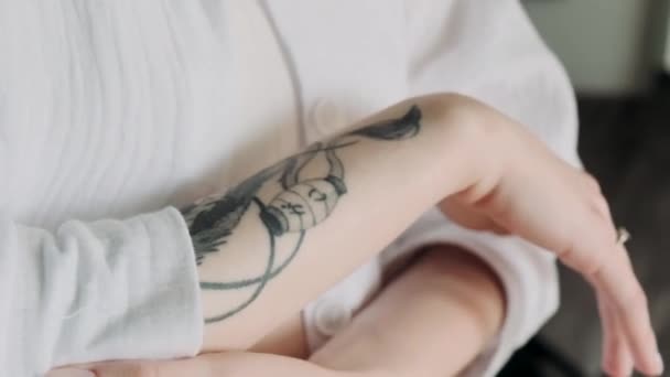 Menina Abraça Com Mãos — Vídeo de Stock