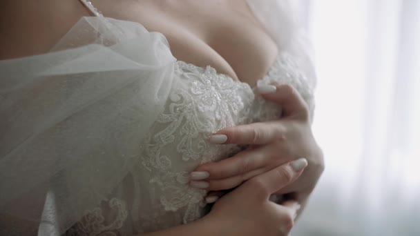 Nevěsta Zapnuté Knoflíky Utažený Korzet Zblízka Rukou — Stock video