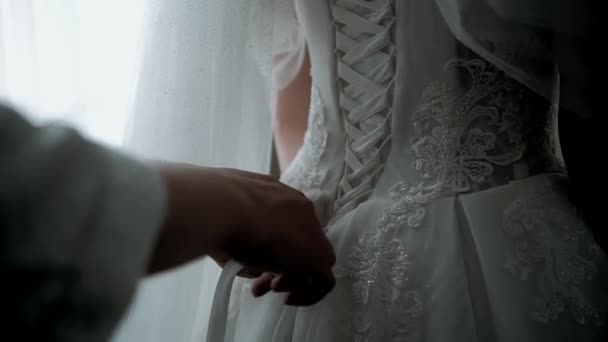 Nevěsta Zapnuté Knoflíky Utažený Korzet Zblízka Rukou — Stock video