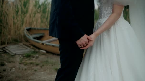 花嫁の手のクローズアップを保持するグルーマン — ストック動画
