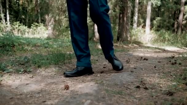 Człowiek Niebieskim Garniturze Przechadza Się Lesie — Wideo stockowe