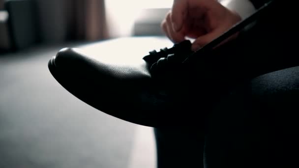Homme Affaires Attachant Ses Lacets Chaussures — Video