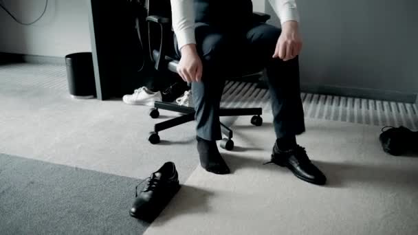 靴のレースを結ぶビジネスマン — ストック動画