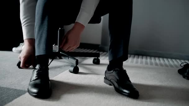 Empresário Amarrando Seus Cadarços Sapatos — Vídeo de Stock