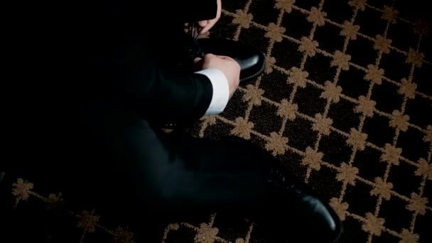 Adamı Ayakkabı Bağcıklarını Bağlıyor — Stok video