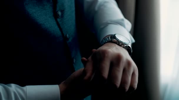 Бізнесмен Одягається Одягається Годинник Крупним Планом Руками — стокове відео