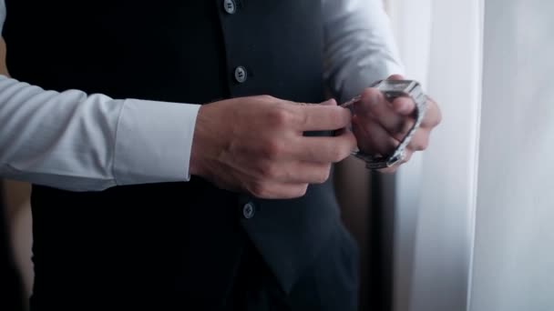 ビジネスマンは服を着て腕時計をクローズアップする — ストック動画