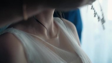  Bir kadının eli göğsünü okşar ve mücevherleri boynuna takar.