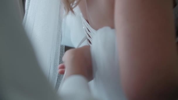 Bruden Har Hendes Knapper Fastgjort Hendes Korset Strammet Nærbillede Hendes – Stock-video