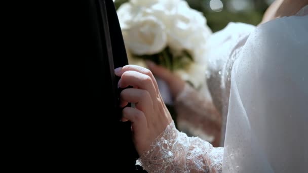 Die Braut Passt Die Jacke Ihres Mannes — Stockvideo
