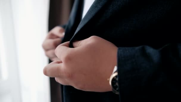 Επιχειρηματίας Ντύνεται Και Θέσει Ένα Ρολόι Γκρο Πλαν Των Χεριών — Αρχείο Βίντεο