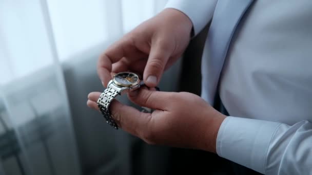 Бізнесмен Одягається Одягається Годинник Крупним Планом Руками — стокове відео