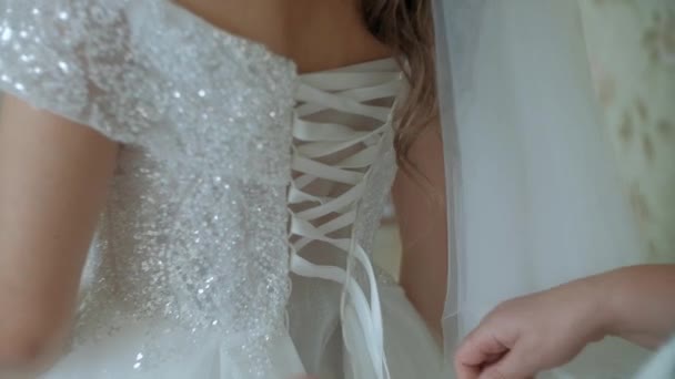 Noiva Tem Seus Botões Presos Seu Espartilho Apertado Close Suas — Vídeo de Stock