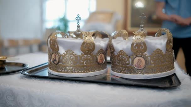 教堂里为婚礼准备的王冠 — 图库视频影像