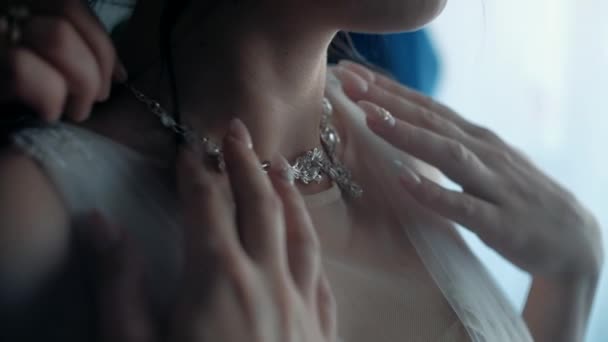 Χέρι Μιας Γυναίκας Χαϊδεύει Στήθος Της Και Προσαρμόζει Κοσμήματα Στο — Αρχείο Βίντεο